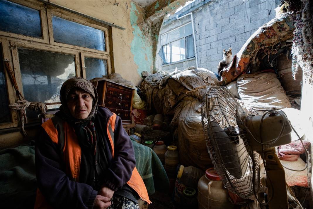 Kedilerini bırakamayan kadın hasarlı evinden ayrılmıyor 8